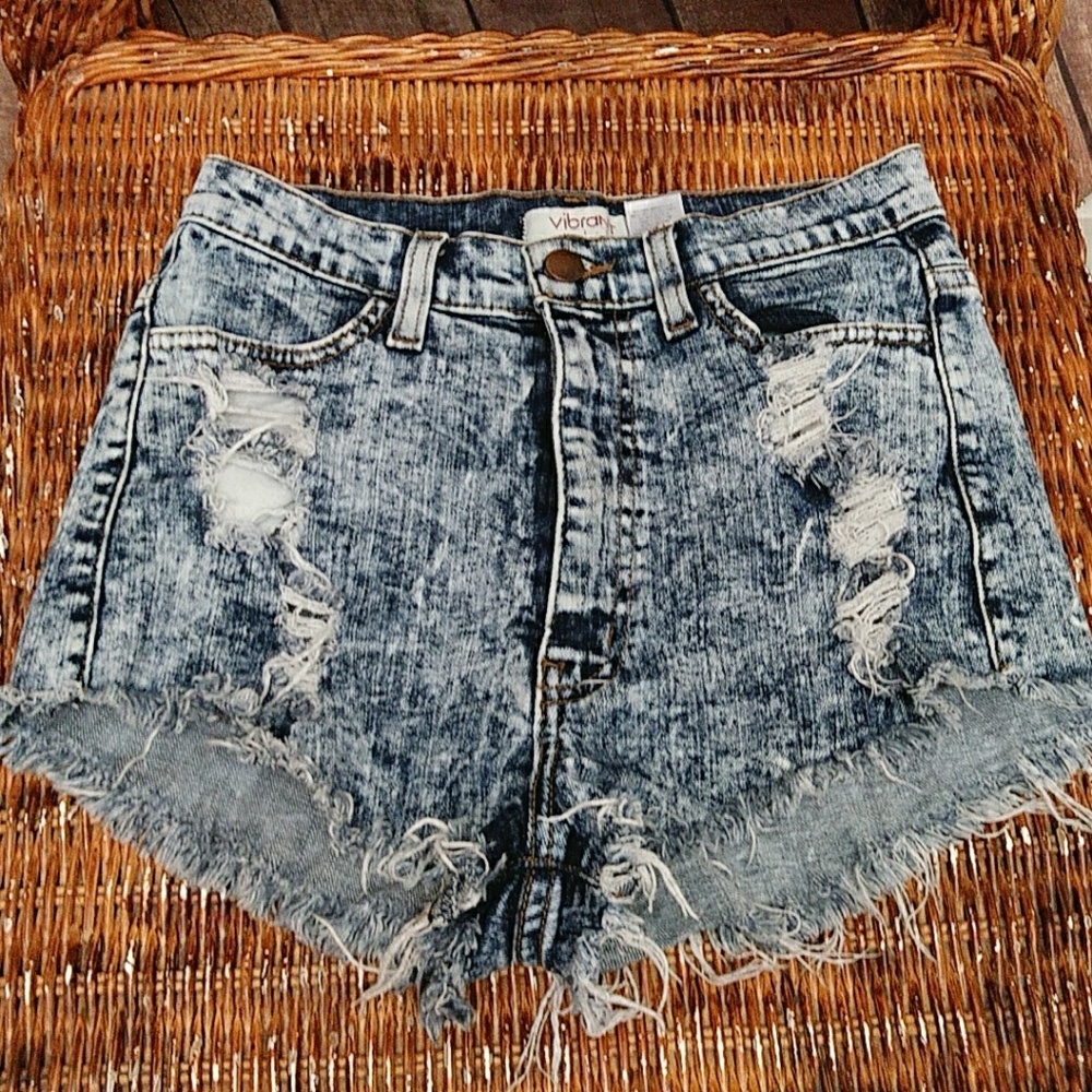 Vibrant short jeans.